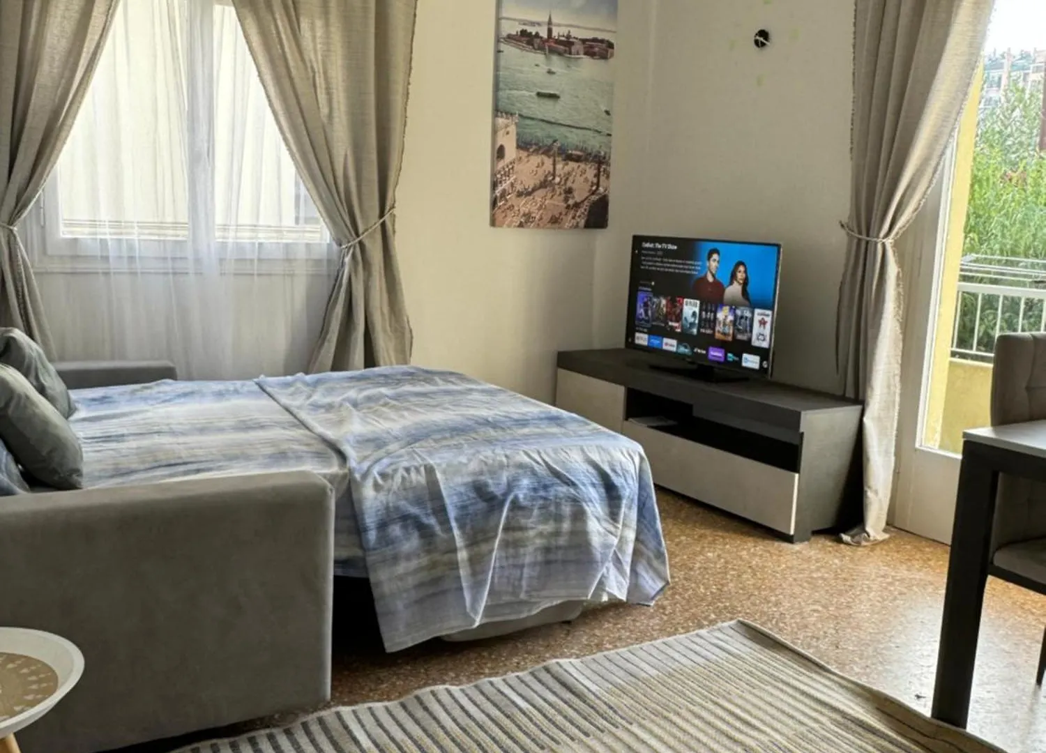 Venice Grey Apartment location